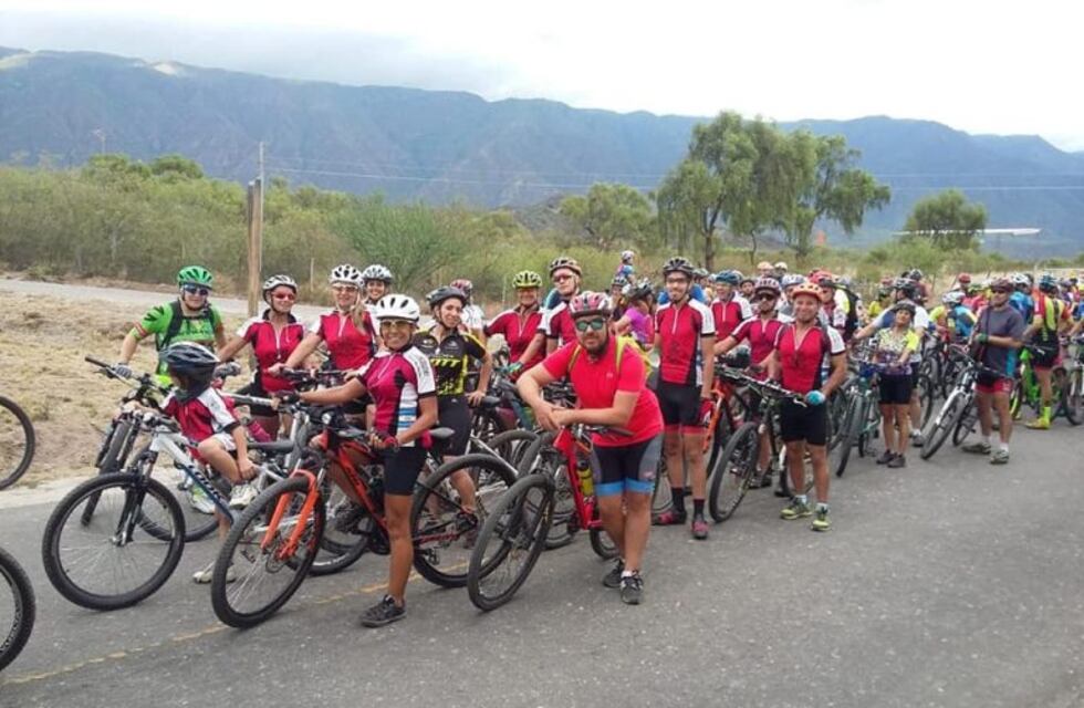 "Bajo tu manto pedaleamos": participaron más de 400 ciclistas