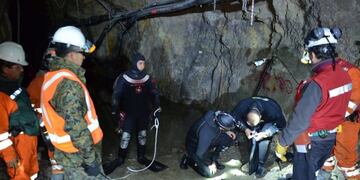 Tres mineros bolivianos quedaron atrapados a 70 metros de profundidad (Twitter: @ChileRNS)