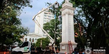 Trabajo de pintura en el Monumento a la Libertad en la Plaza 9 de Julio de Posadas\u002E