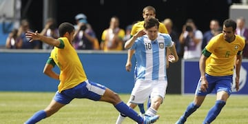 El día que Lionel Messi brilló contra Brasil y anotó uno de sus mejores goles con la Selección\u002E (REUTERS)