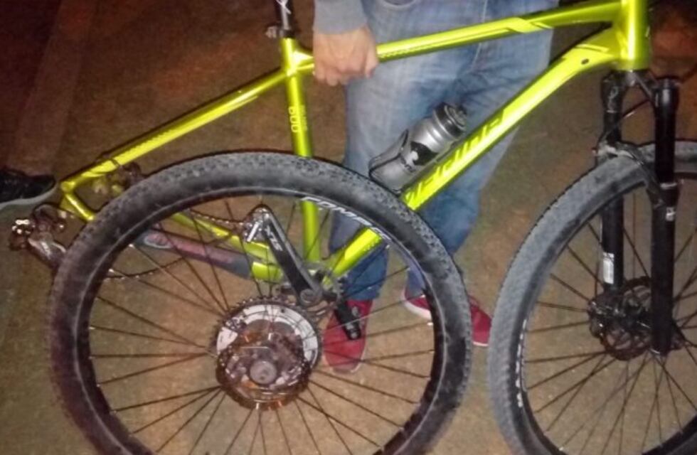 Hallaron una bicicleta robada en un terreno baldío