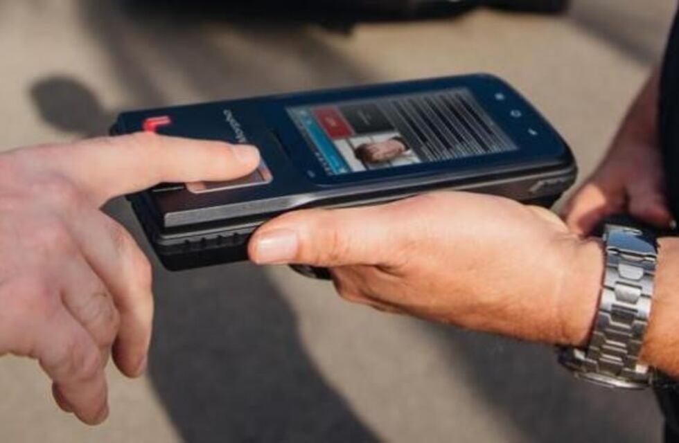 Un curioso quiso probar el lector biométrico de la Policía y quedó detenido