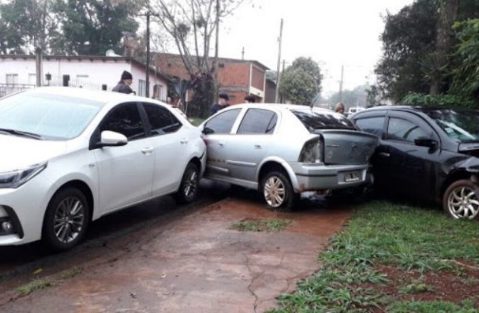 Quiso arrancar y provocó un choque en cadena