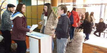 Jóvenes realizando los tramites del Boleto Estudiantil en el Centro Cívico\u002E