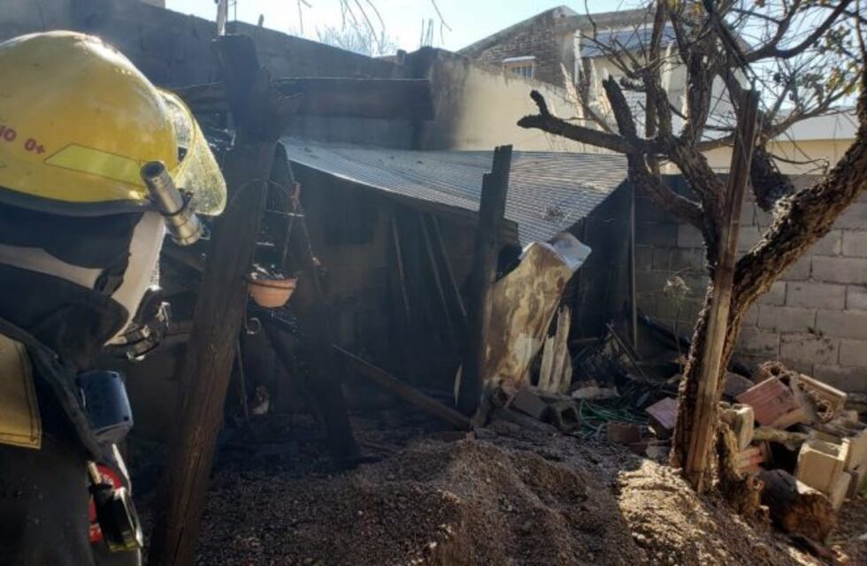 Se prendió fuego un galpón de chapas en Jesús María