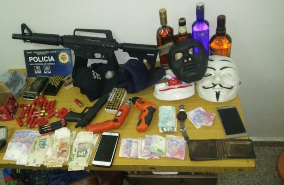 Con máscaras de "La Casa de Papel" y réplicas de armas reales robaron un quiosco en el Cerro