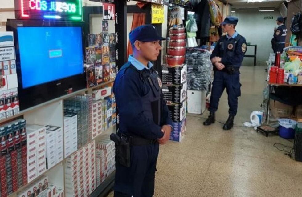 Megaoperativo en la Galería Norte: 18 detenidos y 75 mil películas "truchas"