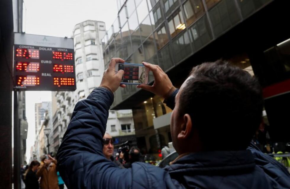 El Banco Central vendió US$330 millones y el dólar cerró a $38,20 en el Banco Nación