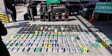 Gendarmería incautó 265 kilos de cocaína en tanques de combustibles de un camión