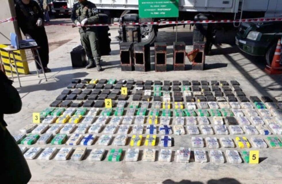 Gendarmería incautó 265 kilos de cocaína en tanques de combustibles de un camión
