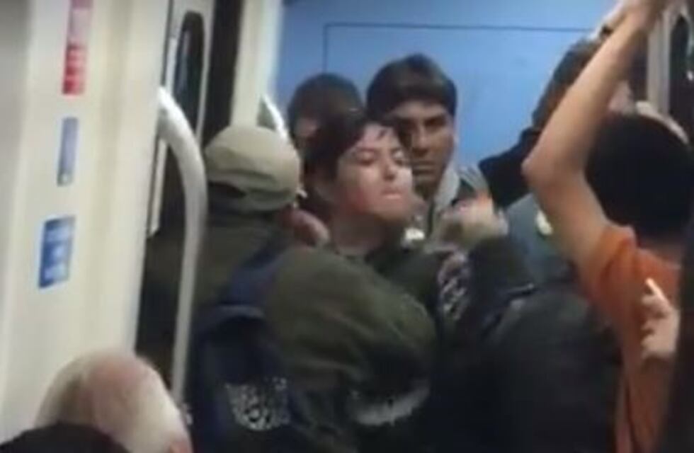 Escrachan a una mujer fumando en el tren Roca: insultó y golpeó a un pasajero