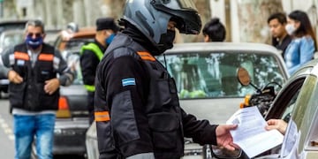 Operativo de control de la Dirección General de Tránsito de Rosario por el aislamiento social, preventivo y obligatorio\u002E (@dgtrosario)