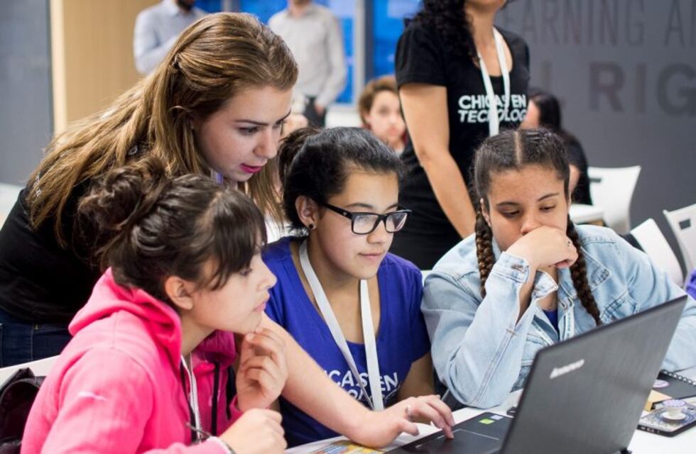 Fundación YPF convoca a las adolescentes a participar de talleres de INGENIAS