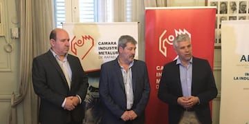 El docente del curso, José Stella, el Secretario de Industrias de la Provincia de Santa Fe, el Ing\u002E Claudio Mossuz y el Presidente de la Cámara Metalúrgica, Mauricio Rizzotto\u002E