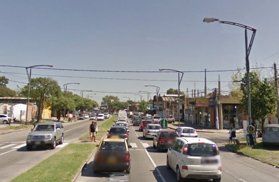 Joven en moto embistió a dos niños en un cochecito