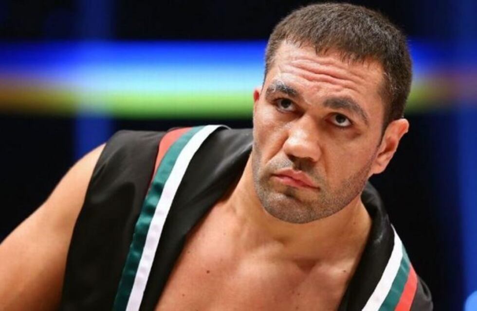 El polémico beso de un boxeador a una periodista durante una entrevista que indignó a todos