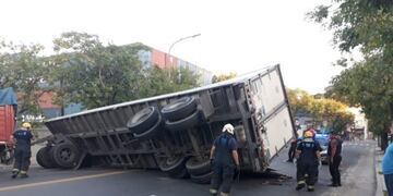 Volcó un camión con 16 toneladas de dulce de leche en Barracas\u002E (Twitter)