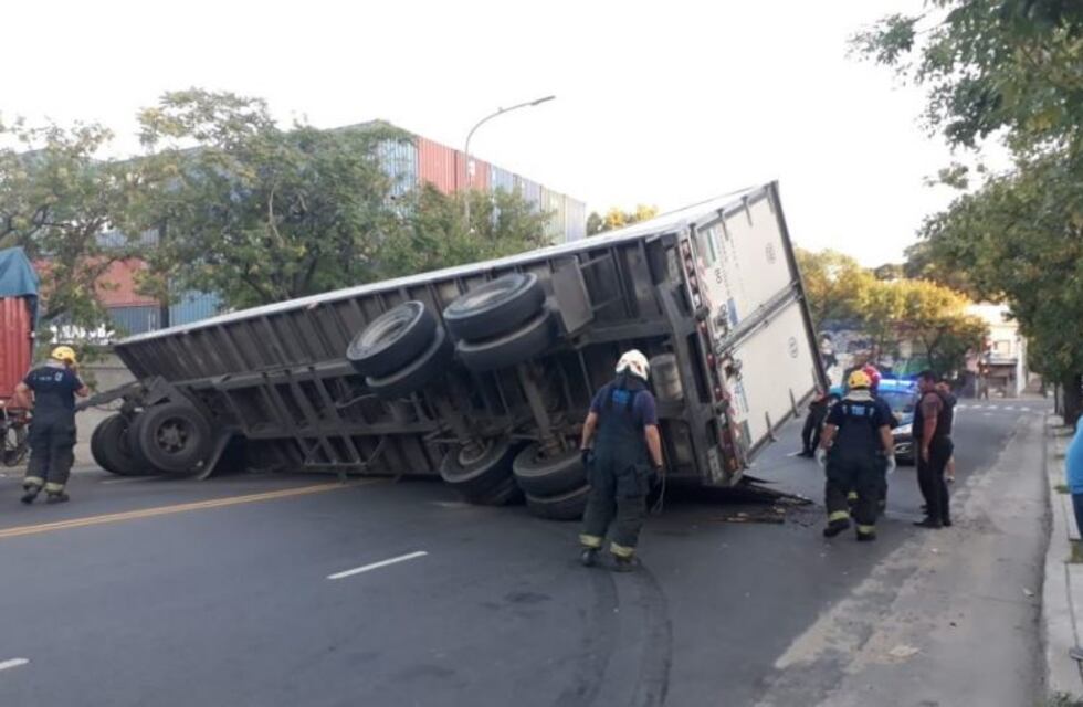 Volcó un camión con 16 toneladas de dulce de leche en Barracas