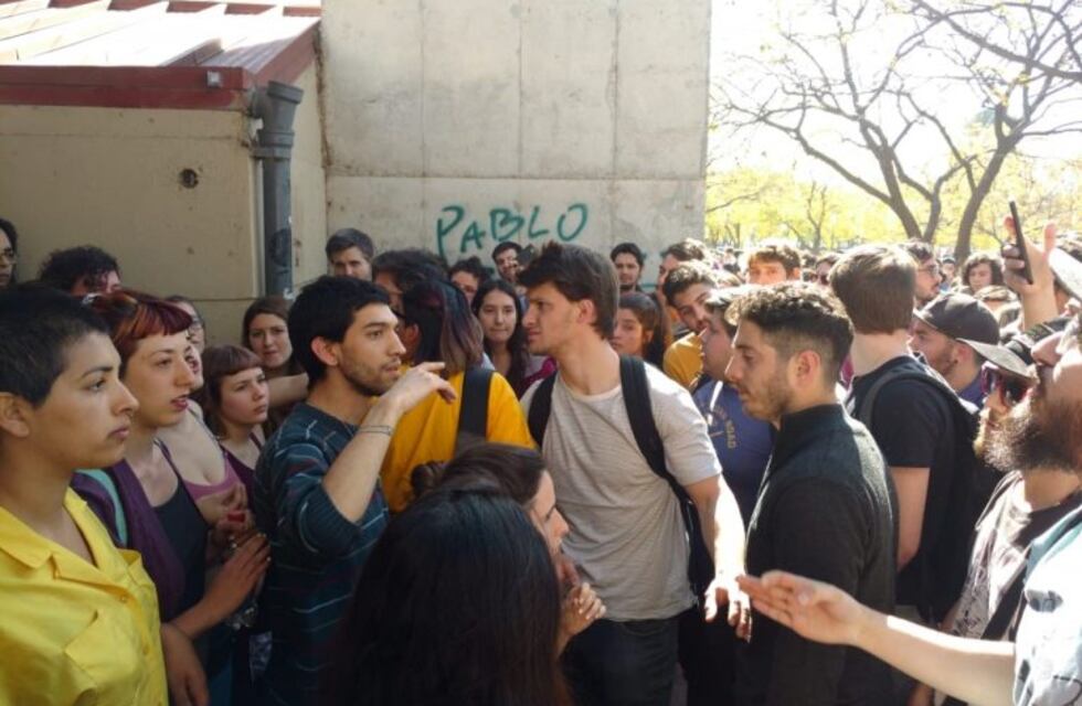 Video: tensión y roces entre estudiantes en la toma de la Facultad de Arquitectura