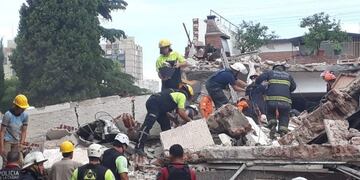 Derrumbe en San Cristóbal\u002E (Emergencias BA)