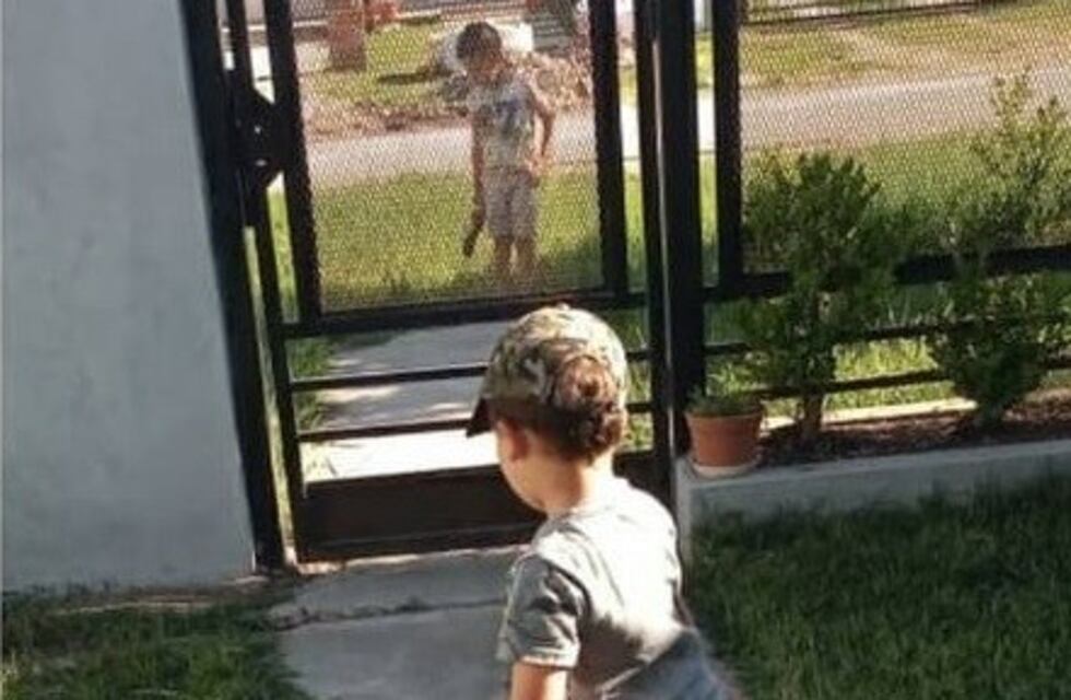 Tiene 5 años y visita a su amigo con covid a la distancia para "saber si está bien"
