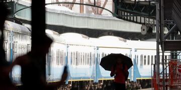AME1027\u002E BUENOS AIRES (ARGENTINA), 20/12/2018\u002E- Un hombre camina durante una intensa lluvia hoy, en la ciudad de Buenos Aires (Argentina)\u002E EFE/Juan Ignacio Roncoroni buenos aires mal tiempo lluvias torrenciales en la ciudad barrios inundados inundaciones tormenta lluvia zonas adnegadas por la fuerte caida de agua