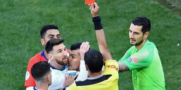 Paraguayan referee Mario Diaz de Vivar shows the red card to Argentina's Lionel Messi and Chile's Gary Medel as they have a physical encounter during the Copa America football tournament third-place match at the Corinthians Arena in Sao Paulo, Brazil, on July 6, 2019\u002E (Photo by EVARISTO SA / AFP)