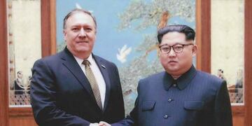 Imagen facilitada por la Casa Blanca facilitada el 26 de abril de 2018 que muestra al entonces director de la CIA, Mike Pompeo (i), junto al líder de Corea del Norte, Kim Jong-un, en Pionyang (Corea del Norte)\u002E (EFE)