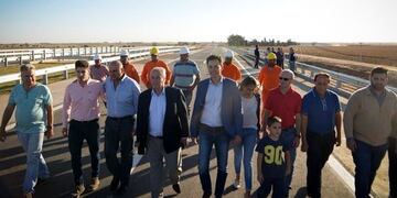 El ministro de Obras Públicas, Ricardo Sosa, el secretario de Comunicaciones, Manuel Calvo y el presidente de Vialidad Provincial, Osvaldo Vottero, en una ruta que se transforma en autopista\u002E