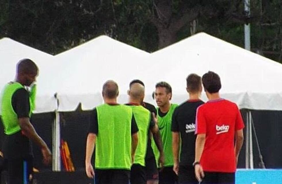 ¡Práctica caliente! Neymar, a las piñas con un compañero del Barcelona