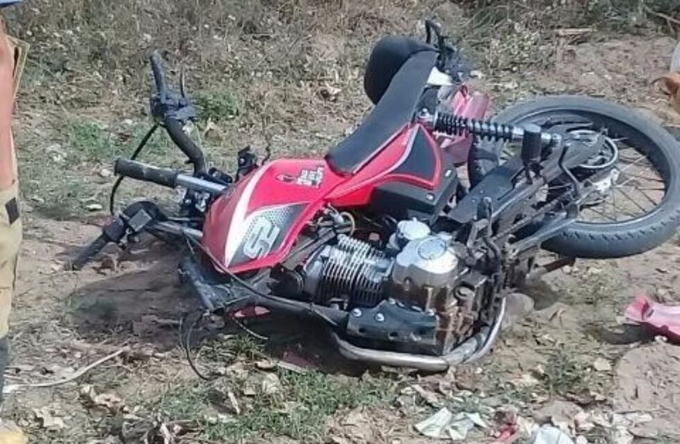 Dos chicos están graves al caer de su moto por un desperfecto mecánico