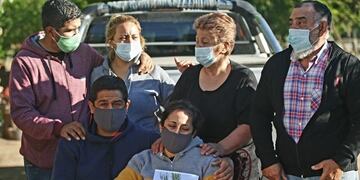 Con sumo dolor, despiden los restos de Joaquín Paredes en Paso Viejo, Cruz del Eje\u002E (Foto: Cadena 3)\u002E