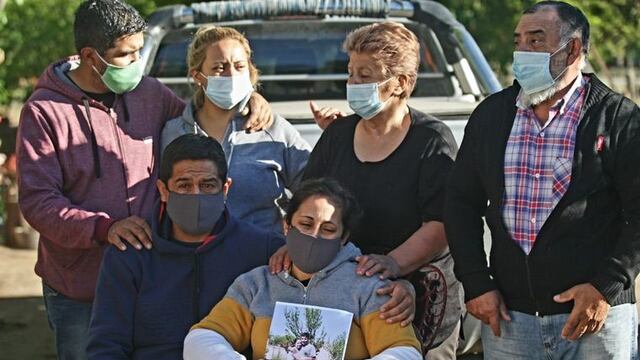 Con sumo dolor, despiden los restos de Joaquín Paredes en Paso Viejo, Cruz del Eje\u002E (Foto: Cadena 3)\u002E