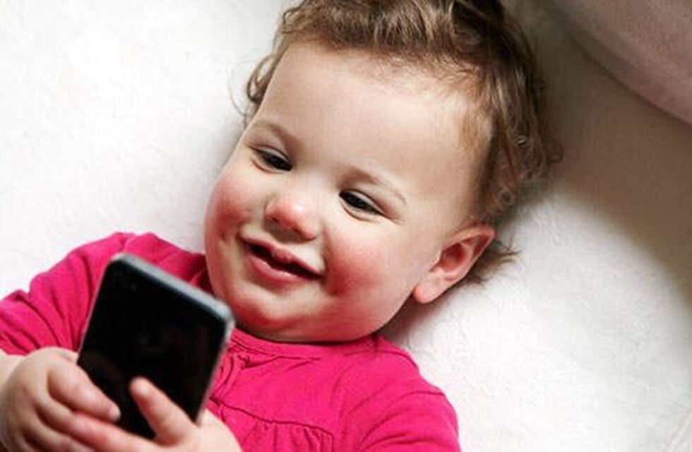El insólito método de una beba para usar el celular de su mamá