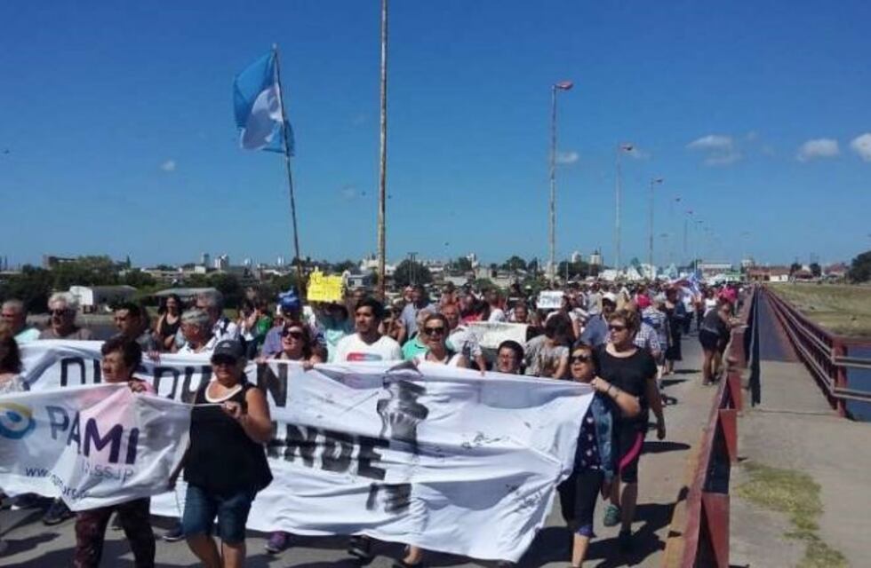 Importante movilización en rechazo del cierre de PAMI en Quequén