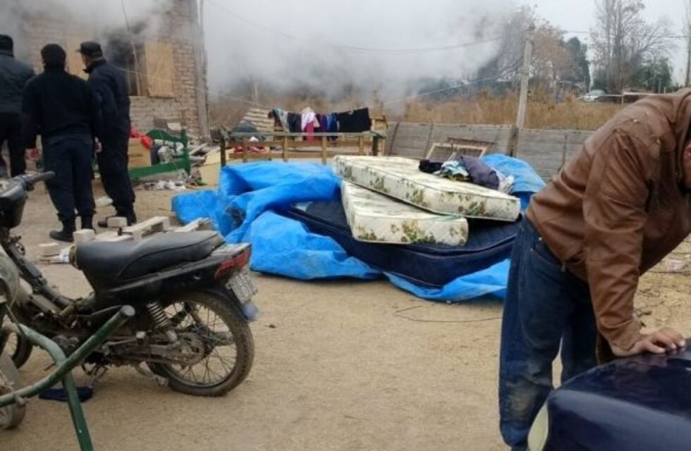 Las duras imágenes de una familia que perdió todo en un incendio