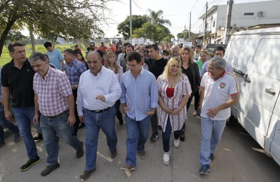 Manzur inauguró nuevas cañerías de gas en barrio Batalla de Tucumán