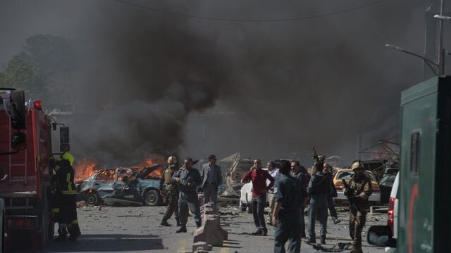 TOPSHOT - Afghan security forces arrive at the site of a car bomb attack in Kabul on May 31, 2017.nAt least 40 people were killed or wounded on May 31 as a massive blast ripped through Kabul's diplomatic quarter, shattering the morning rush hour and bringing carnage to the streets of the Afghan capital. / AFP PHOTO / SHAH MARAI