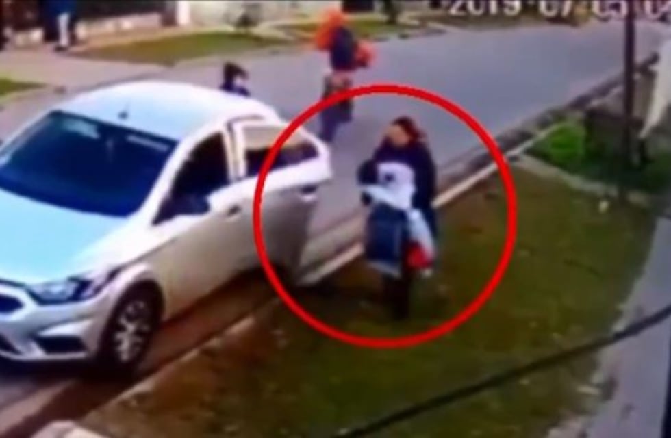 Longchamps: la abordaron dos motochorros armados y pudo sacar a su hijo del asiento trasero antes de que le robaran el auto