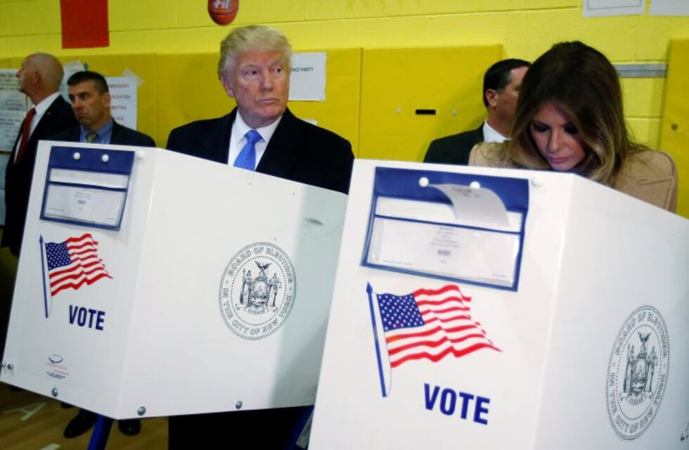 El republicano Donald Trump emitió su voto en una escuela de Manhattan y se fue abucheado