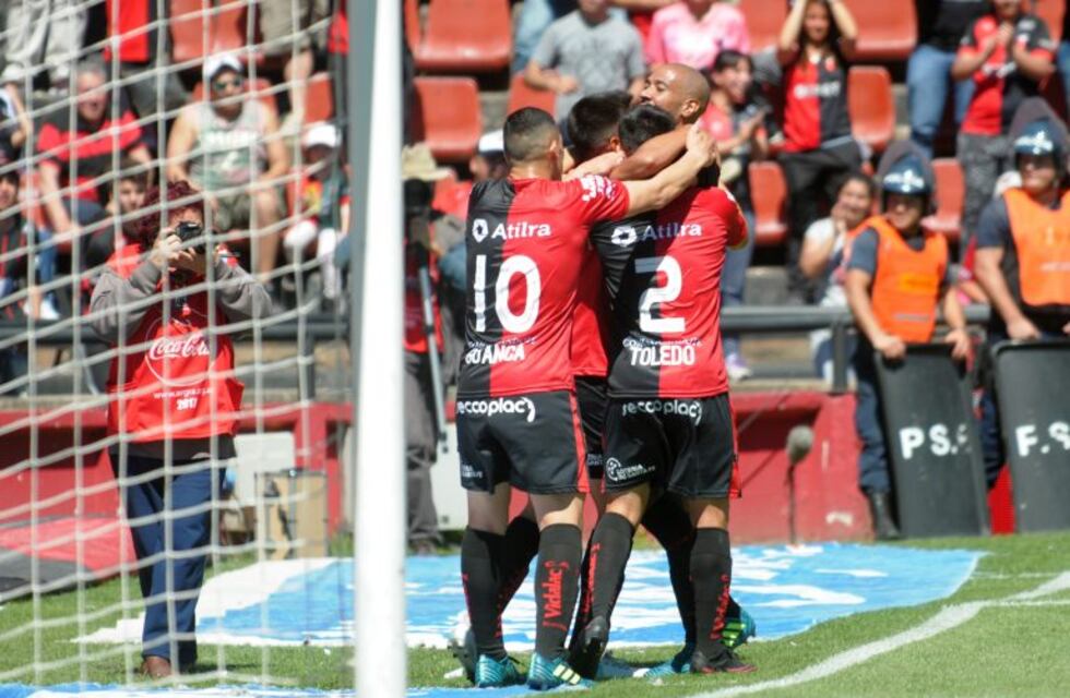Colón superó 2 a 0 a Temperley y es escolta