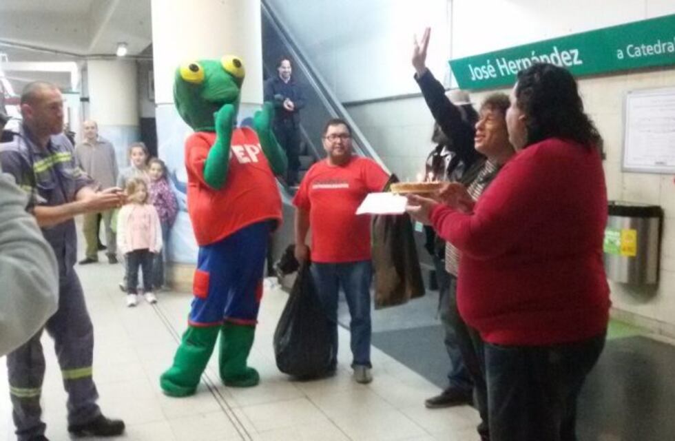 Usuarios de la línea D festejaron el cumpleaños a una escalera que no funciona