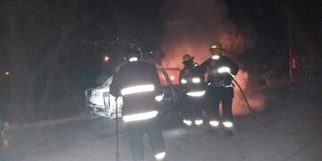 Auto incendiado en Barrio La Quinta