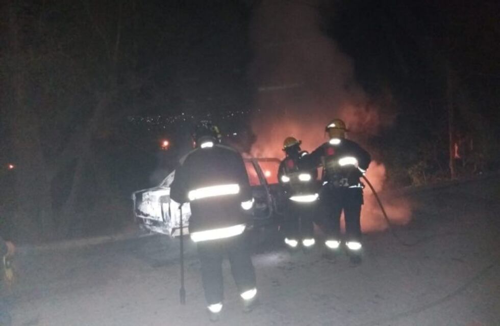 Un auto quedó totalmente incendiado en Carlos Paz