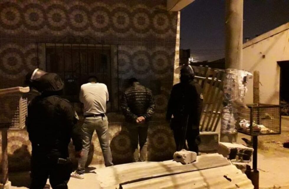 Tres jóvenes detenidos por asaltar con pistolas en paradas de colectivo