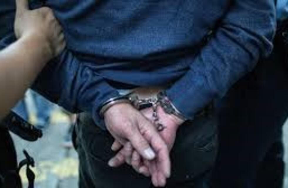 Transeúntes detienen a un motochorro que arrebató una cartera