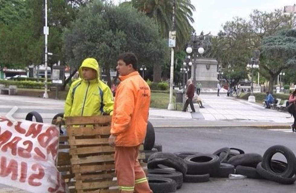 Paraná: municipales cortan el tránsito para exigir que les renueven los contratos