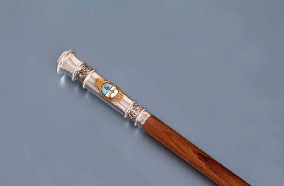 El Senado acordó una ley para regular cuándo y dónde se entrega el bastón presidencial