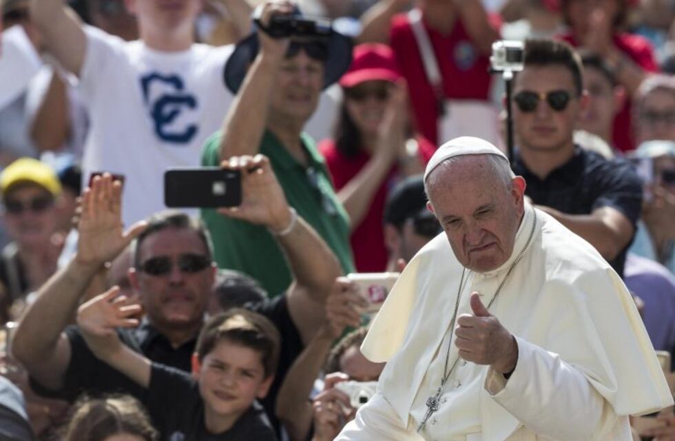 El inesperado ofrecimiento que hizo que Francisco detuviera el papamóvil