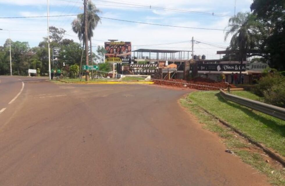 Por el cierre de los accesos, solo ingresan camiones a Iguazú